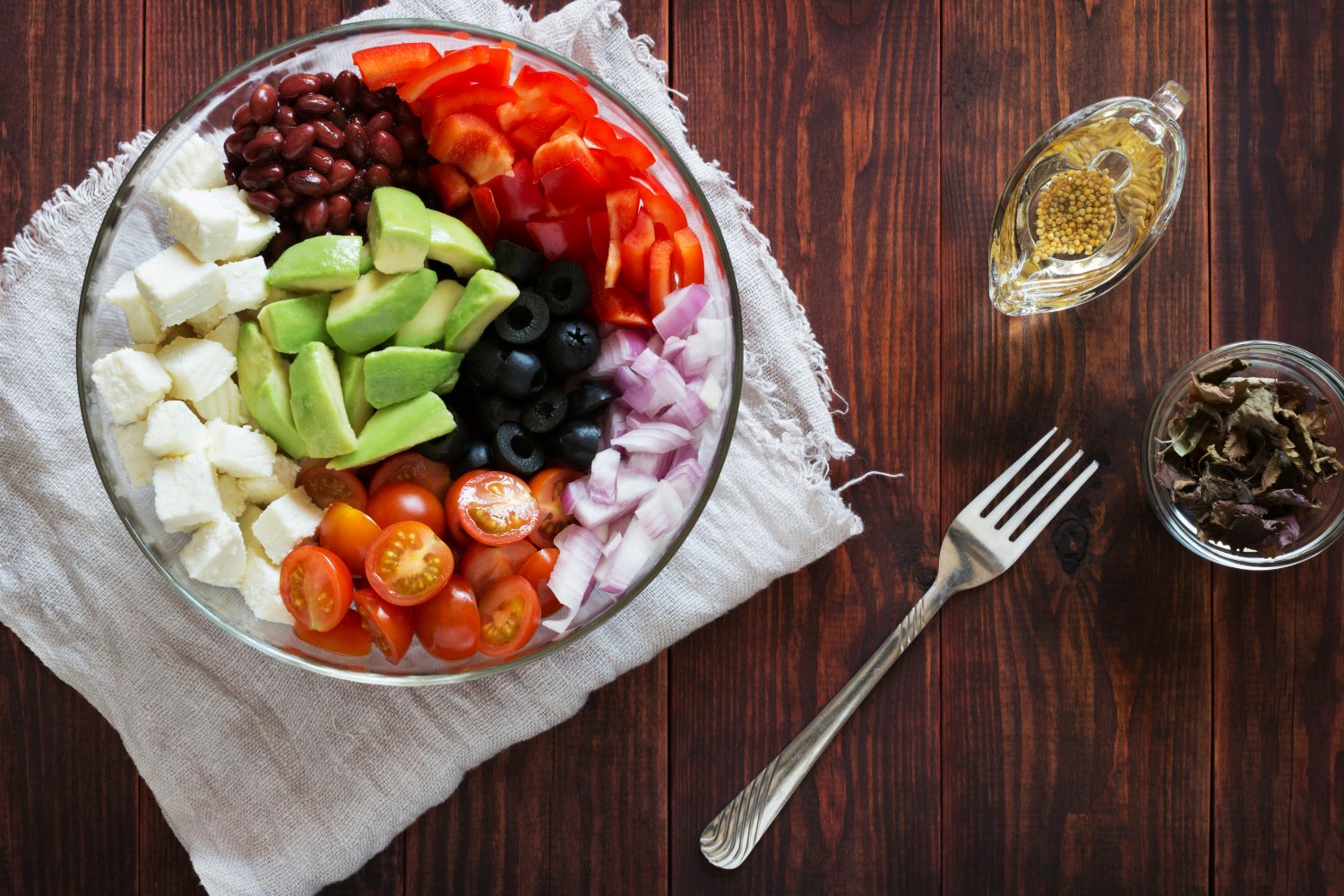 Prato com frutas e alimentos frescos