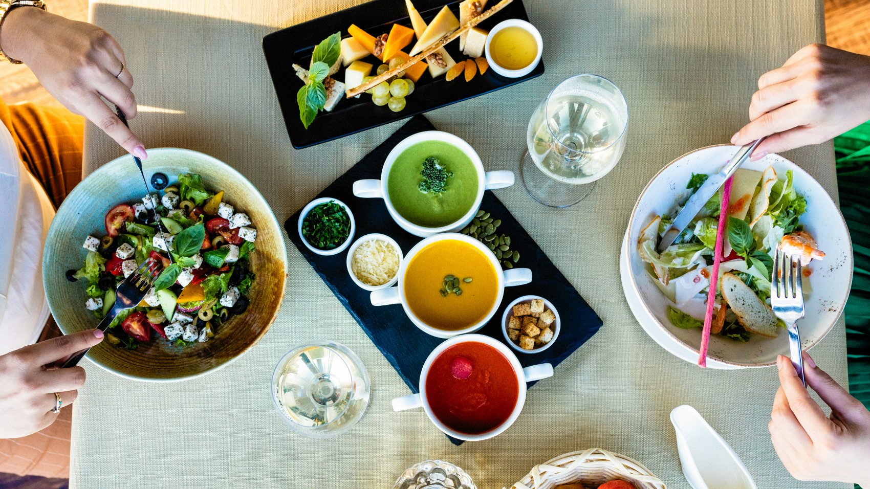 Mesa com alimentos frescos e saudáveis